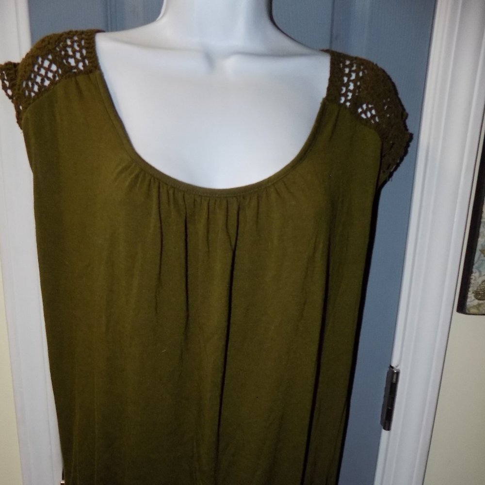 LIZ LANGE MATERNITY OLIVE GREEN TOP SHIRT CROCHET